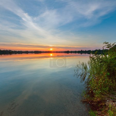 Téléchargez les photos : Pittoresque soirée d'été coucher de soleil lac rivage calme. Concept de vie tranquille à la campagne, tourisme écologique, camping, pêche
. - en image libre de droit