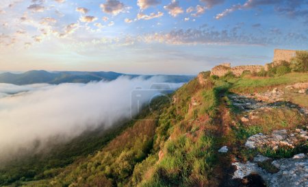 Téléchargez les photos : Panorama du matin vue nuageuse depuis le sommet de Mangup Kale - forteresse historique et ancienne colonie de grottes en Crimée, Ukraine. - en image libre de droit