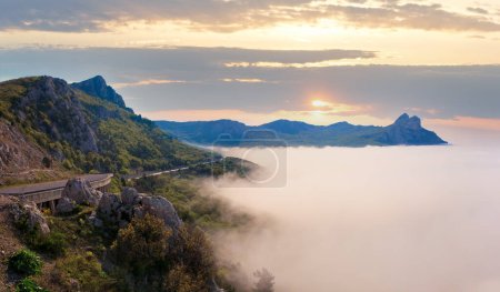 Foto de Vista de la mañana de la costa en la niebla (como el mar nublado) y la carretera (Foros Alrededores de la ciudad, Crimea, Ucrania). - Imagen libre de derechos