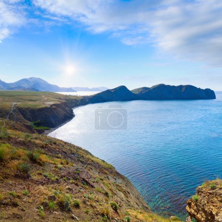 Foto de Verano soleado costa rocosa del mar. el Cabo Camaleón en el horizonte, la Crimea, Ucrania. - Imagen libre de derechos