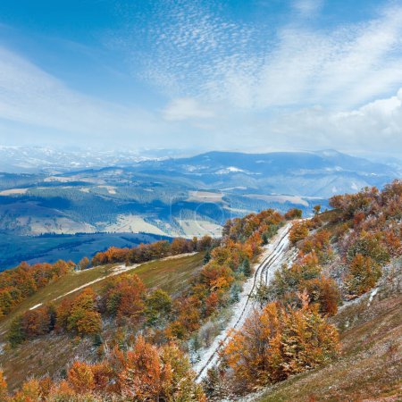 Téléchargez les photos : Octobre Plateau des Carpates avec première neige d'hiver et feuillage coloré d'automne - en image libre de droit