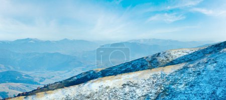 Téléchargez les photos : Panorama de montagne d'automne avec première neige d'hiver (Carpates, Ukraine
). - en image libre de droit