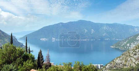 Foto de Bahía de Kotor panorama brumoso verano (Montenegro
) - Imagen libre de derechos