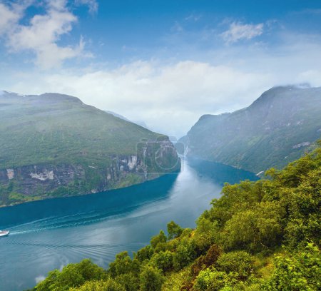 Téléchargez les photos : Geiranger Fjord (Norge) et cascade Sept sœurs vue d'en haut - en image libre de droit