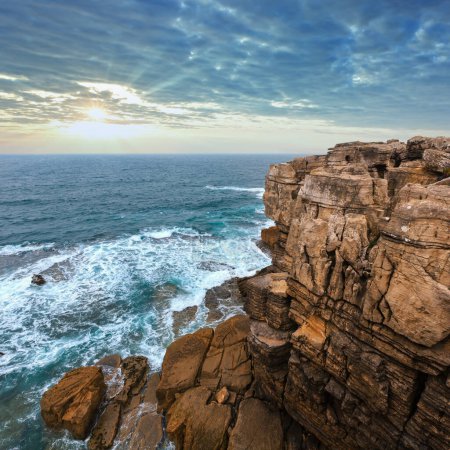 Téléchargez les photos : Été Océan Atlantique paysage de côte rocheuse (Peniche, Portugal
). - en image libre de droit