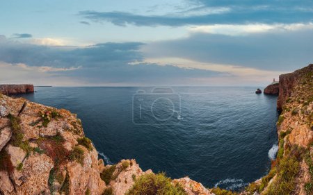 Foto de Faro en Cabo San Vicente (es un promontorio en el municipio de Sagres, Algarve, sur de Portugal). Panorama costa océano
. - Imagen libre de derechos
