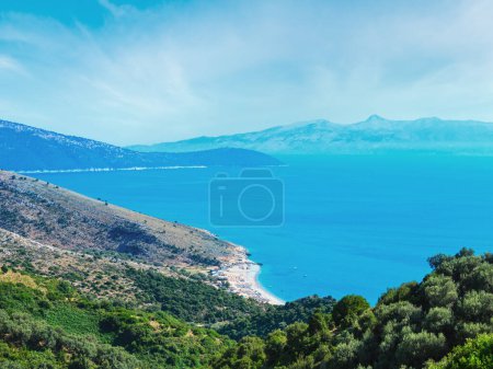 Foto de Mar Adriático costa de verano con playa y la isla de Corfú en la niebla, Lukove komuna, Albania. Vista desde el paso de montaña. - Imagen libre de derechos