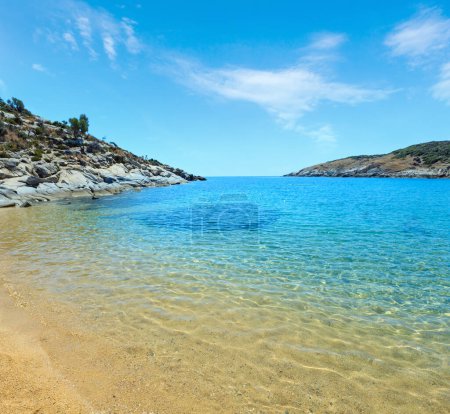 Téléchargez les photos : Paysage marin estival avec eau transparente d'aigue-marine et plage sablonneuse d'Agridia. Vue depuis le rivage (Sithonie, Halkidiki, Grèce
). - en image libre de droit