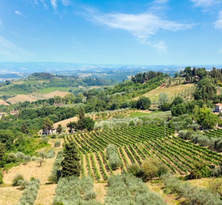 Téléchargez les photos : Beau paysage de campagne d'été des remparts de San Gimignano (Italie
). - en image libre de droit