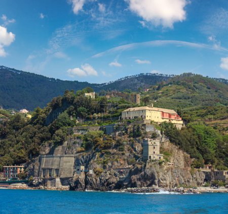 Foto de Vista de Monterosso desde el barco de excursión. Uno de los cinco famosos pueblos del Parque Nacional Cinque Terre en Liguria, Italia, suspendido entre el mar de Liguria y la tierra en acantilados escarpados. Personas irreconocibles
. - Imagen libre de derechos