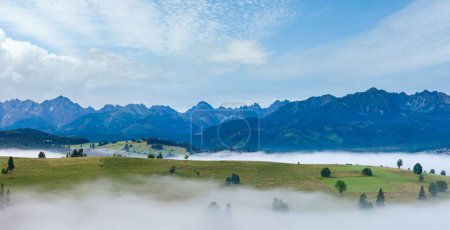 Foto de Verano amanecer pueblo de montaña a las afueras con niebla y la cordillera de Tatra (Gliczarow Gorny, Polonia
) - Imagen libre de derechos