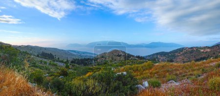 Téléchargez les photos : Vue dégagée sur la côte de la mer (Céphalonie, Grèce). Panorama
. - en image libre de droit