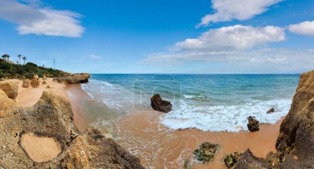 Téléchargez les photos : Rochers sur la plage de sable d'été Albufeira (Algarve, Portugal). Panorama - en image libre de droit