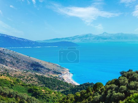 Téléchargez les photos : Mer Adriatique côte d'été avec plage et île de Corfou dans la brume (Lukove komuna, Albanie). Vue depuis le col de montagne
. - en image libre de droit