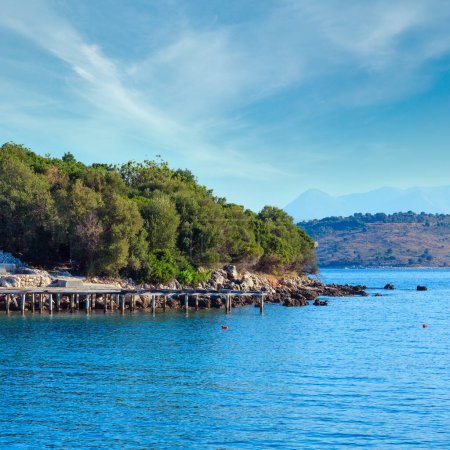 Téléchargez les photos : Belle mer Ionienne matin été vue sur la côte de la plage (Ksamil, Albanie
). - en image libre de droit