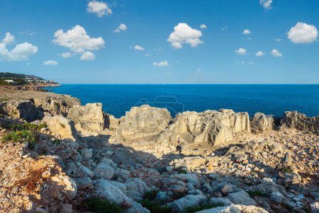 Foto de Costa rocosa cerca de Porto Miggiano Beach (Grotta delle Ancore) en Santa Cesarea Terme, Salento Costa del Adriático, Puglia, Italia - Imagen libre de derechos