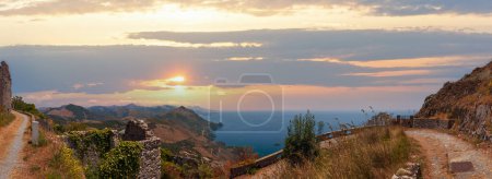 Foto de Verano vista de la costa del mar Tirreno desde la colina de San Biagio (camino a la estatua de Cristo Redentor) y ruinas de la antigua ciudad, Maratea, Basilicata, Italia - Imagen libre de derechos