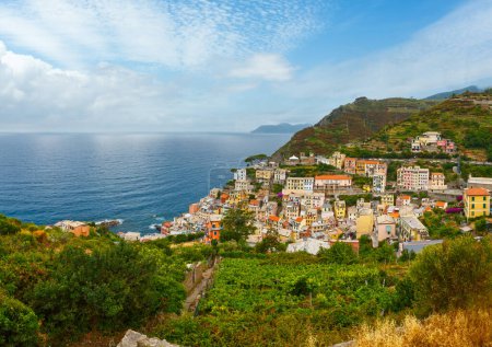 Foto de Hermoso verano Riomaggiore - uno de los cinco famosos pueblos del Parque Nacional Cinque Terre en Liguria, Italia, suspendido entre el mar de Liguria y la tierra en acantilados escarpados
. - Imagen libre de derechos