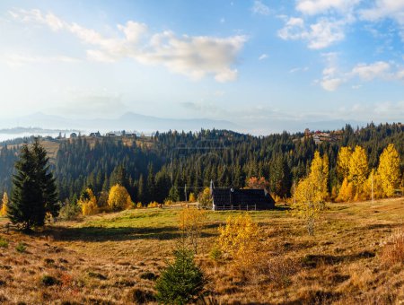 Téléchargez les photos : Morning slopes of the Carpathian Mountains (Yablunytsia village, Ivano-Frankivsk oblast, Ukraine). Autumn rural landscape. - en image libre de droit