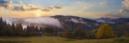 Téléchargez les photos : Panorama sinistre au lever du jour en automne Montagne des Carpates, Ukraine. - en image libre de droit