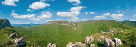 Foto de Primavera Crimea Paisaje de montaña con valle y Sokolinoje Village, Ucrania. Gran Cañón de Crimea alrededores. - Imagen libre de derechos