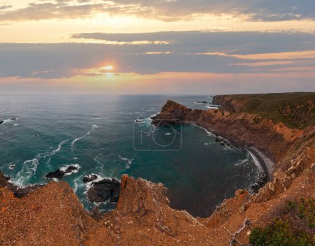 Foto de Verano Océano Atlántico paisaje costero rocoso (cerca de la playa de Arrifana, Aljezur, Algarve, Portugal
). - Imagen libre de derechos