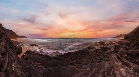 Téléchargez les photos : Tempête sur la plage de Castelejo avec falaises de pierre schiste noir et sable jaune (Algarve, Portugal). - en image libre de droit