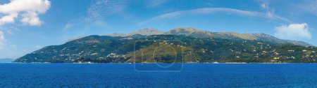 Téléchargez les photos : Vue d'été de l'île de Corfou (Grèce). Paysage côtier de la mer ionienne. Panorama. - en image libre de droit