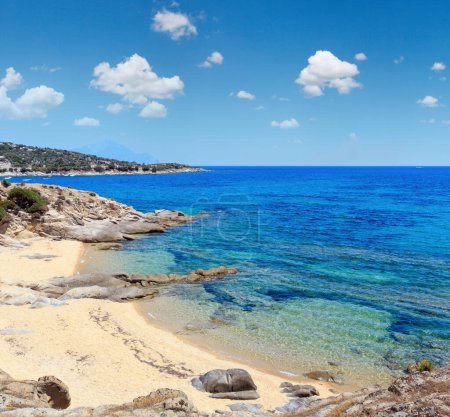 Foto de Escenario marino de verano con agua transparente aguamarina y playa de arena. Vista desde la orilla (Sithonia, Halkidiki, Grecia
). - Imagen libre de derechos
