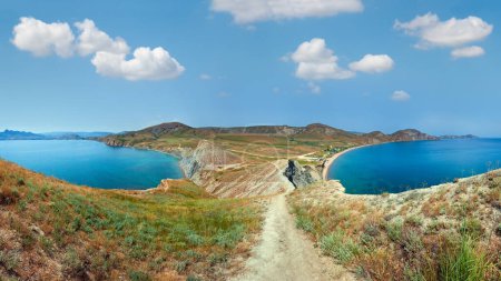 Foto de Verano costa rocosa y camping en la playa de arena (Tihaja Bay (Koktebel Town a la izquierda), Crimea, Ucrania). Todos los pueblos y coches es aunrecognizable. - Imagen libre de derechos