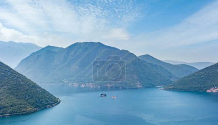 Téléchargez les photos : Baie de Kotor vue brumeuse d'été de haut et ville de Kotor sur la côte (Monténégro
) - en image libre de droit