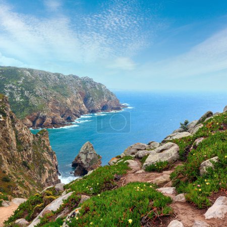 Foto de Costa atlántica con clima nublado. Vista desde Cabo Roca (Cabo da Roca), Portugal
. - Imagen libre de derechos