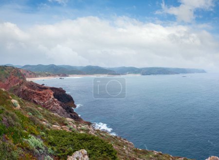 Foto de Verano Costa rocosa atlántica vista brumosa con playa de arena (Costa Vicentina, Algarve, Portugal
). - Imagen libre de derechos