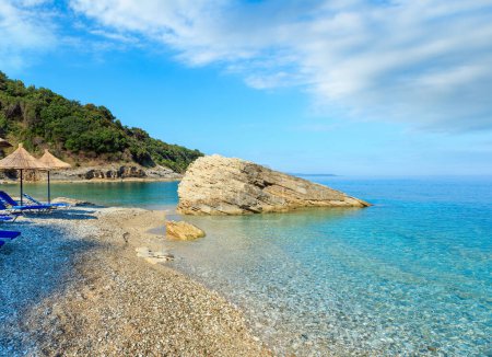 Téléchargez les photos : Matin d'été Pulebardha plage avec chaises longues, parasols et galets (Saranda, Albanie
). - en image libre de droit
