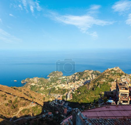 Foto de Hermosa vista panorámica de la costa del mar Taormina desde Castelmola pueblo de montaña y techos Castelmola, Sicilia, Italia. Personas irreconocibles
. - Imagen libre de derechos