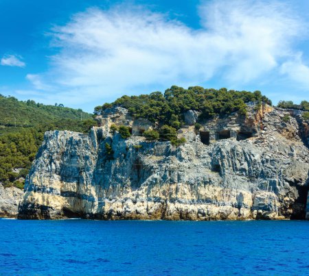 Foto de Hermosa costa rocosa del mar de la isla Palmaria cerca de Portovenere (Golfo de los Poetas, Parque Nacional Cinque Terre, La Spezia, Liguria, Italia
) - Imagen libre de derechos