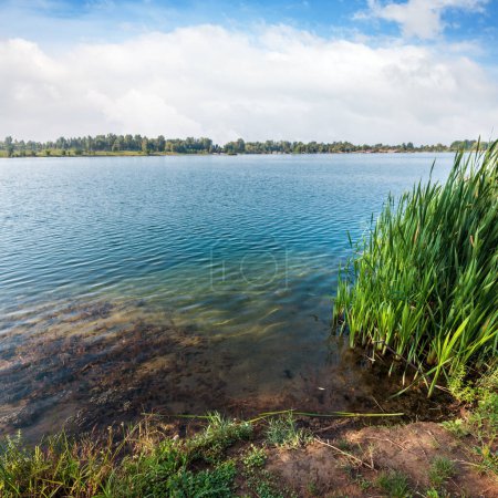 Téléchargez les photos : Lac d'été pittoresque calme rivage rustique. Concept de vie tranquille à la campagne, tourisme écologique, camping, pêche
. - en image libre de droit