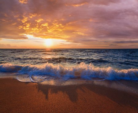 Foto de Mar puesta del sol surf gran ola romper en la costa arenosa - Imagen libre de derechos