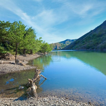 Foto de Hermoso lago y verano rocas montaña detrás (Zelenogorye pueblo, Crimea, Ucrania) - Imagen libre de derechos