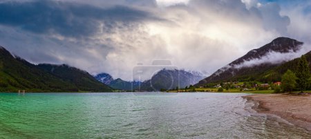 Foto de Achensee (Lago de Achen) paisaje nublado de verano (Austria). Panorama
. - Imagen libre de derechos