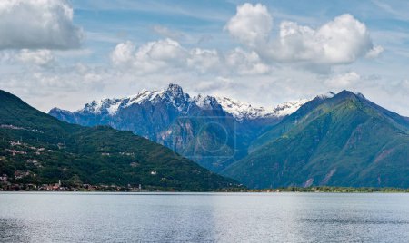 Téléchargez les photos : Lac de Côme (Italie) été vue nuageuse avec neige au sommet
 . - en image libre de droit