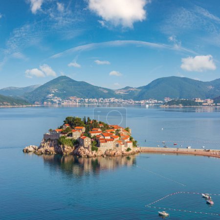 Foto de La vista de la mañana de Sveti Stefan islote de mar con playa rosa y hotel-ciudad (Montenegro, cerca de Budva
) - Imagen libre de derechos