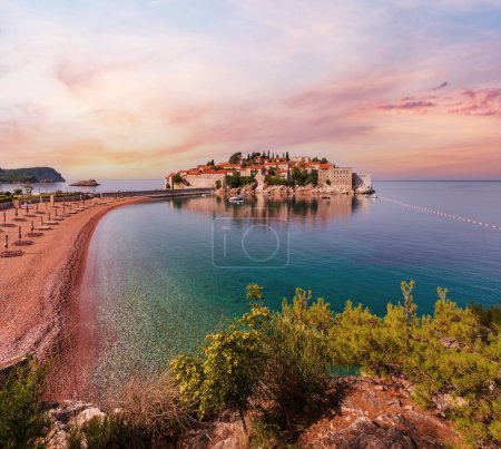 Foto de La vista de Sveti Stefan islote de mar con arena rosa Milocer Beach (Montenegro, cerca de Budva
) - Imagen libre de derechos
