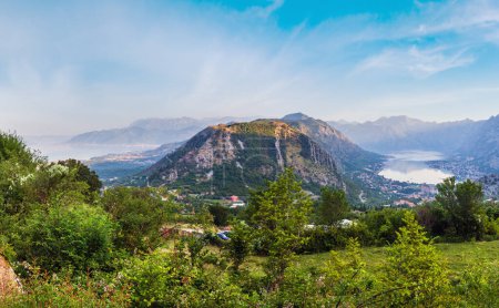 Foto de Bahía de Kotor panorama de verano por la mañana desde arriba y Kotor ciudad, Montenegro - Imagen libre de derechos