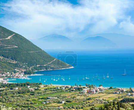 Téléchargez les photos : Belle été côte de Leucade (ville de Vasiliki, Grèce, mer Ionienne) vue de haut - en image libre de droit