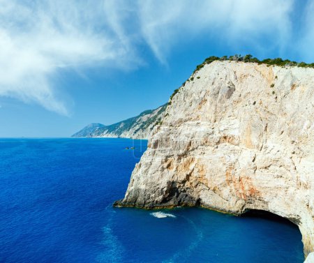 Foto de Hermosa vista de la costa de verano cerca de la playa de Porto Katsiki en el mar Jónico (Lefkada, Grecia
) - Imagen libre de derechos