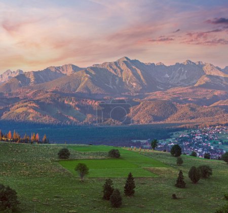 Foto de Verano amanecer montaña pueblo periferia vista y Tatra gama detrás (Gliczarow Dolny en valle, Polonia
) - Imagen libre de derechos