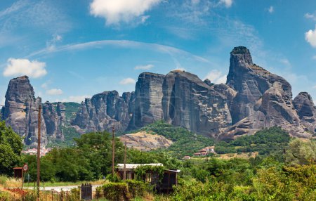 Téléchargez les photos : Summer Meteora - important complexe de monastères religieux du christianisme rocheux en Grèce - en image libre de droit