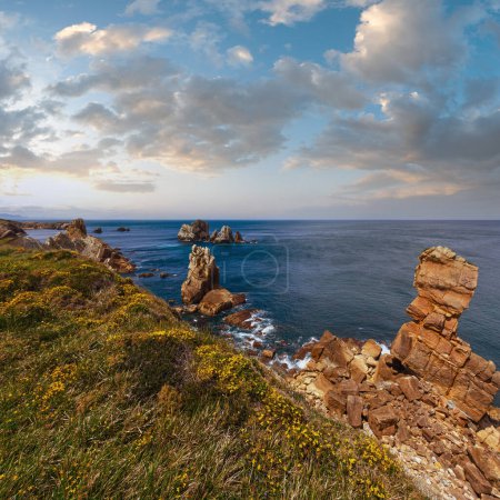 Foto de Costa rocosa del océano Atlántico cerca de la playa de Portio (Pielagos, Cantabria, España
) - Imagen libre de derechos