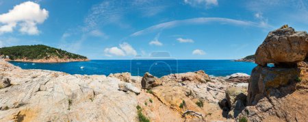 Foto de Grandes rocas en la orilla y el mar Mediterráneo costa rocosa vista de verano (cerca de la bahía de Tamariu, Costa Brava, Cataluña, España
). - Imagen libre de derechos